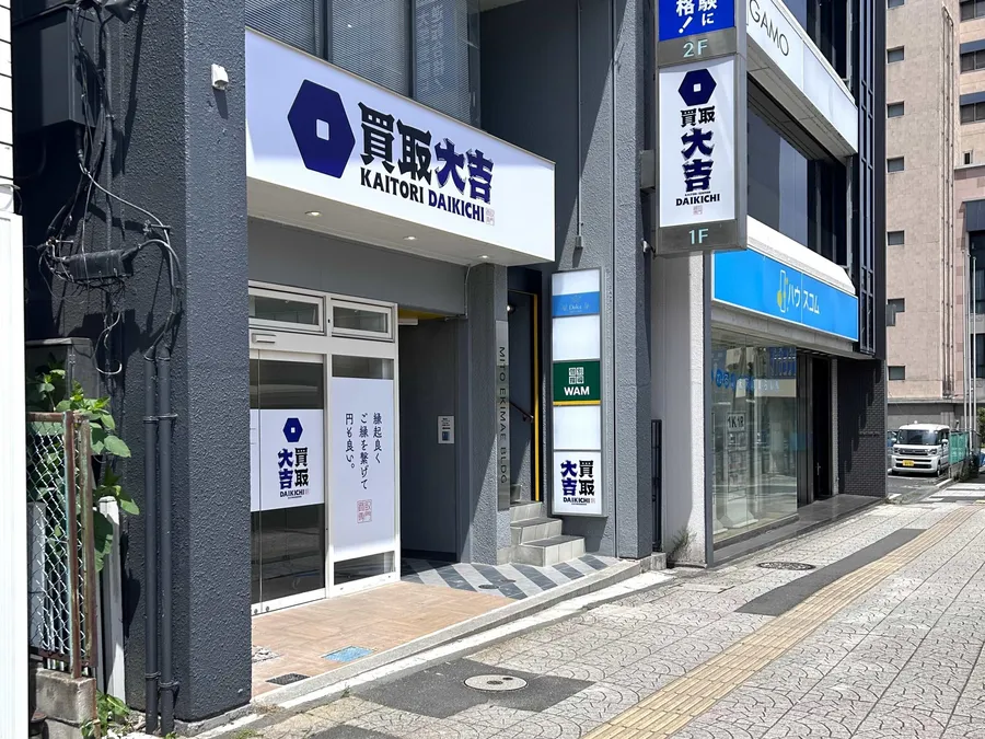 ビル1階の店舗入口